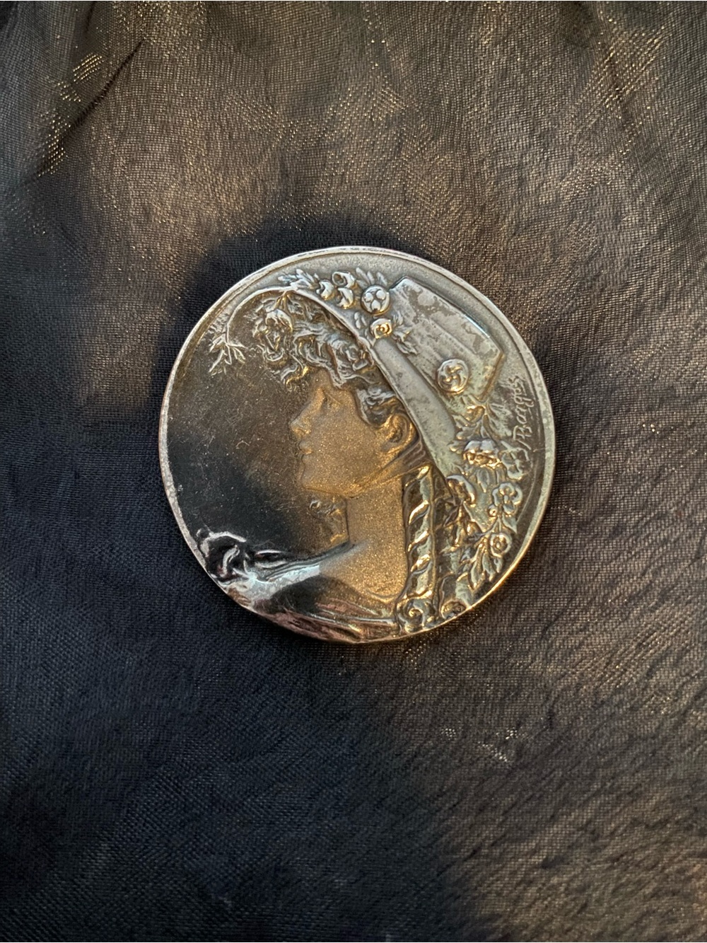 Vintage-Style Silver Round Medallion Brooch/Pendant - Woman Profile